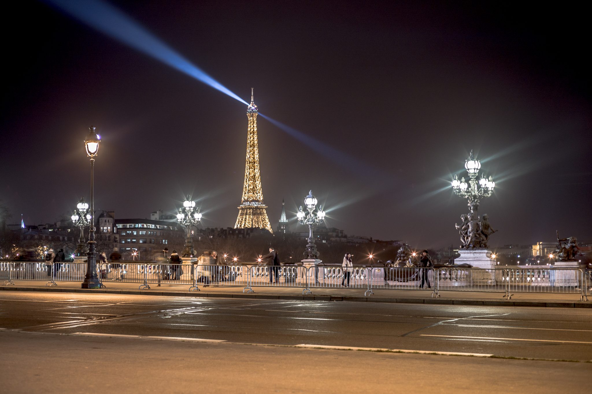 Paris 24 décembre 2016 - la tour Eiffel vue du pont Alexandre III_